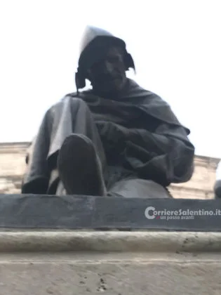 Alla scoperta del Salento: la statua di Fanfulla, che fu eroe e condottiero - Corriere Salentino