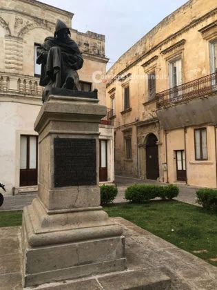 Alla scoperta del Salento: la statua di Fanfulla, che fu eroe e condottiero - Corriere Salentino