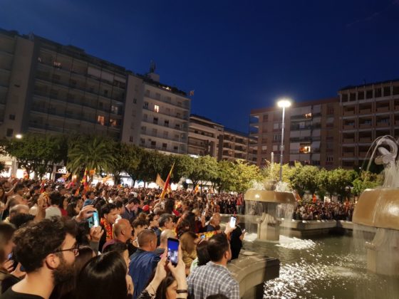 Lecce, una gioia B-estiale! Dal tradizionale bagno nella fontana ai cori: tutta la festa minuto per minuto - Corriere Salentino