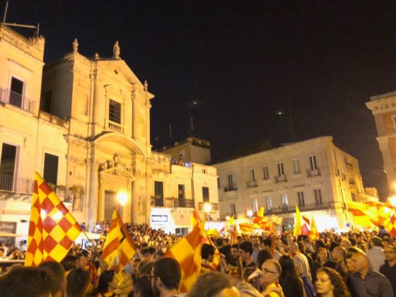 Lecce, una gioia B-estiale! Dal tradizionale bagno nella fontana ai cori: tutta la festa minuto per minuto - Corriere Salentino