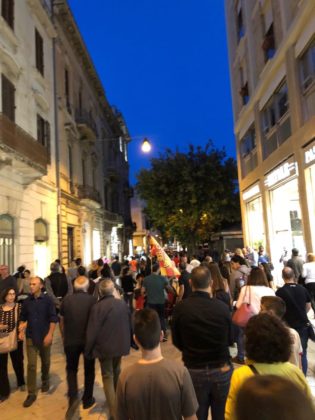 Lecce, una gioia B-estiale! Dal tradizionale bagno nella fontana ai cori: tutta la festa minuto per minuto - Corriere Salentino