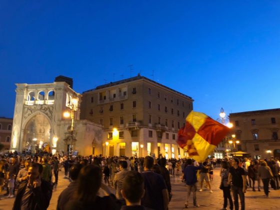 Lecce, una gioia B-estiale! Dal tradizionale bagno nella fontana ai cori: tutta la festa minuto per minuto - Corriere Salentino