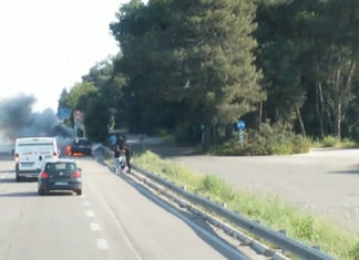 Auto in fiamme sulla statale,sul pullman della scolaresca si scatena il panico