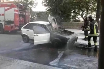 Auto prende fuoco in movimento, paura su viale della Libertà: illeso l'anziano che si trovava al volante - Corriere Salentino