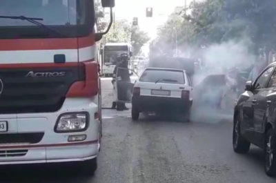 Auto prende fuoco in movimento, paura su viale della Libertà: illeso l'anziano che si trovava al volante - Corriere Salentino