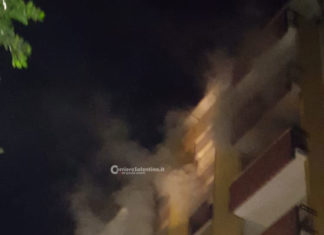 Rogo in una palazzina sotto la Galleria Mazzini: evacuati i residenti, interviene un’ambulanza