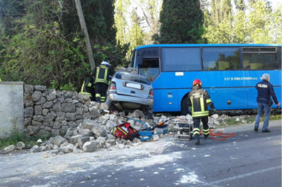 Scontro tra bus e auto, un ferito con “codice rosso” in ospedale - Corriere Salentino