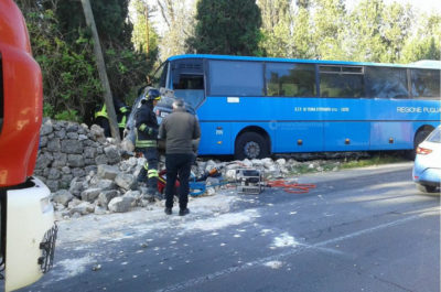 Scontro tra bus e auto, un ferito con “codice rosso” in ospedale - Corriere Salentino