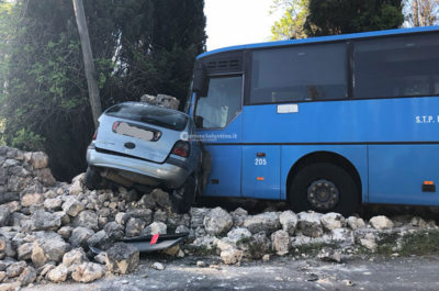 Scontro tra bus e auto, un ferito con “codice rosso” in ospedale - Corriere Salentino