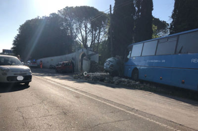 Scontro tra bus e auto, un ferito con “codice rosso” in ospedale - Corriere Salentino