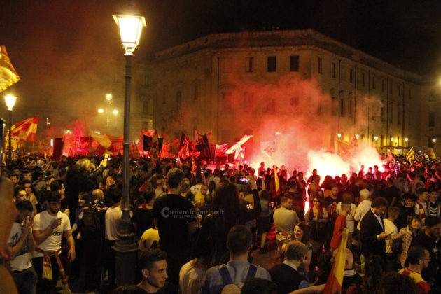 Lecce, una gioia B-estiale! Dal tradizionale bagno nella fontana ai cori: tutta la festa minuto per minuto - Corriere Salentino