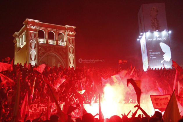 Lecce, una gioia B-estiale! Dal tradizionale bagno nella fontana ai cori: tutta la festa minuto per minuto - Corriere Salentino
