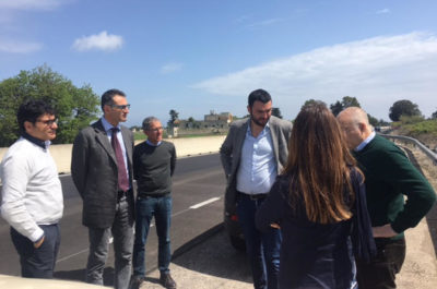 Sopralluogo sulla Lecce-San Cataldo, il vicensindaco Delli Noci incontra i responsabili di AQP - Corriere Salentino