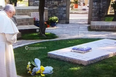 La grande festa dei fedeli ad Alessano. Papa Francesco: “Dobbiamo imitare Don Tonino: una Chiesa vicina ai poveri” - Corriere Salentino