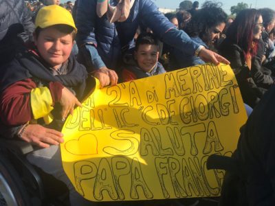 La grande festa dei fedeli ad Alessano. Papa Francesco: “Dobbiamo imitare Don Tonino: una Chiesa vicina ai poveri” - Corriere Salentino