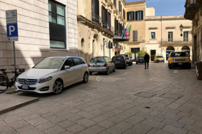 Lecce, città senza parcheggi, dove i posti auto diminuiscono e le multe fioccano - Corriere Salentino