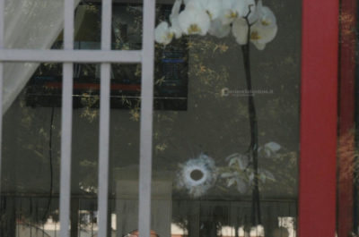 Paura a Taviano, dieci colpi di pistola contro le vetrate del bistrot "Red & White" - Corriere Salentino