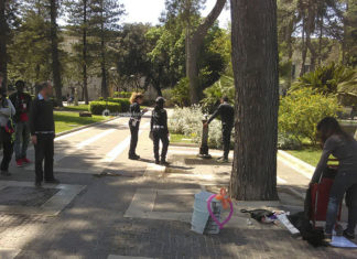 Scazzottata in pieno giorno nella villa comunale davanti a decine di bambini: monta la rabbia tra i cittadini