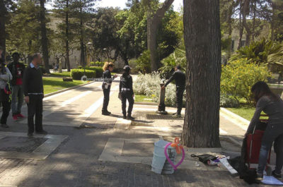 Scazzottata in pieno giorno nella villa comunale davanti a decine di bambini: monta la rabbia tra i cittadini - Corriere Salentino