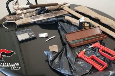 In casa un fucile rubato, mazze ferrate e qualche grammo di "erba": 21enne nei guai - Corriere Salentino