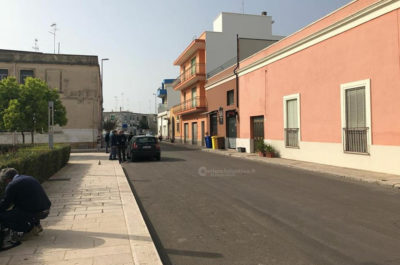 Colpi d'arma da fuoco in pieno giorno contro l'auto di una 65enne: paura a Surbo - Corriere Salentino