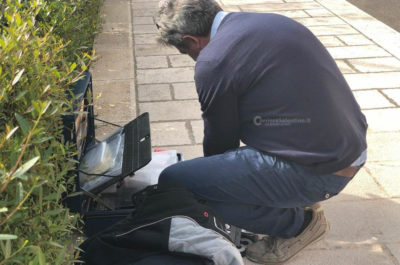 Colpi d'arma da fuoco in pieno giorno contro l'auto di una 65enne: paura a Surbo - Corriere Salentino