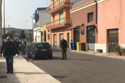 Colpi d'arma da fuoco in pieno giorno contro l'auto di una 65enne: paura a Surbo - Corriere Salentino