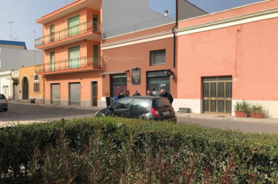 Colpi d'arma da fuoco in pieno giorno contro l'auto di una 65enne: paura a Surbo - Corriere Salentino