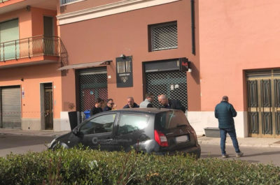 Colpi d'arma da fuoco in pieno giorno contro l'auto di una 65enne: paura a Surbo - Corriere Salentino