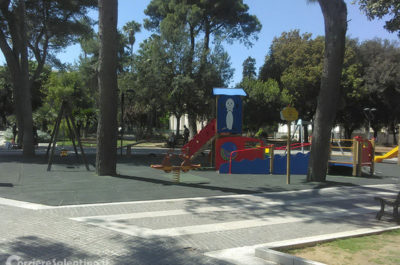Scazzottata in pieno giorno nella villa comunale davanti a decine di bambini: monta la rabbia tra i cittadini - Corriere Salentino