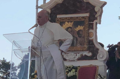 La grande festa dei fedeli ad Alessano. Papa Francesco: “Dobbiamo imitare Don Tonino: una Chiesa vicina ai poveri” - Corriere Salentino