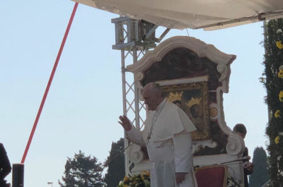 La grande festa dei fedeli ad Alessano. Papa Francesco: “Dobbiamo imitare Don Tonino: una Chiesa vicina ai poveri” - Corriere Salentino