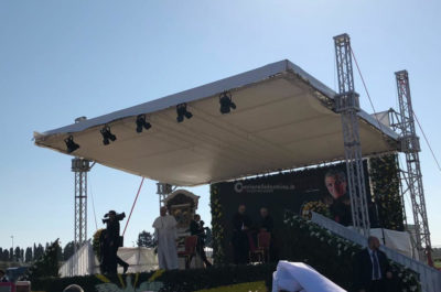 La grande festa dei fedeli ad Alessano. Papa Francesco: “Dobbiamo imitare Don Tonino: una Chiesa vicina ai poveri” - Corriere Salentino