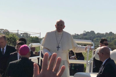 La grande festa dei fedeli ad Alessano. Papa Francesco: “Dobbiamo imitare Don Tonino: una Chiesa vicina ai poveri” - Corriere Salentino