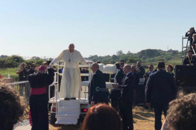 La grande festa dei fedeli ad Alessano. Papa Francesco: “Dobbiamo imitare Don Tonino: una Chiesa vicina ai poveri” - Corriere Salentino