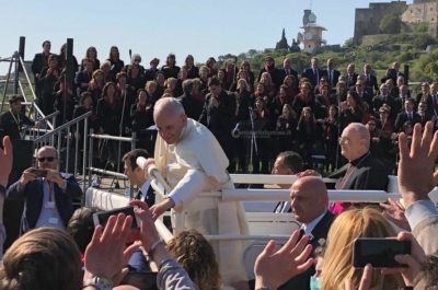 La grande festa dei fedeli ad Alessano. Papa Francesco: “Dobbiamo imitare Don Tonino: una Chiesa vicina ai poveri” - Corriere Salentino
