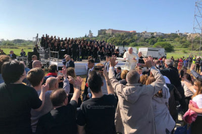 La grande festa dei fedeli ad Alessano. Papa Francesco: “Dobbiamo imitare Don Tonino: una Chiesa vicina ai poveri” - Corriere Salentino