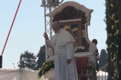 La grande festa dei fedeli ad Alessano. Papa Francesco: “Dobbiamo imitare Don Tonino: una Chiesa vicina ai poveri” - Corriere Salentino