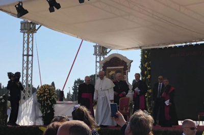 La grande festa dei fedeli ad Alessano. Papa Francesco: “Dobbiamo imitare Don Tonino: una Chiesa vicina ai poveri” - Corriere Salentino