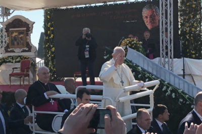 La grande festa dei fedeli ad Alessano. Papa Francesco: “Dobbiamo imitare Don Tonino: una Chiesa vicina ai poveri” - Corriere Salentino