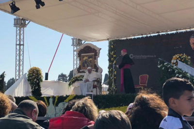 La grande festa dei fedeli ad Alessano. Papa Francesco: “Dobbiamo imitare Don Tonino: una Chiesa vicina ai poveri” - Corriere Salentino