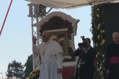 La grande festa dei fedeli ad Alessano. Papa Francesco: “Dobbiamo imitare Don Tonino: una Chiesa vicina ai poveri” - Corriere Salentino