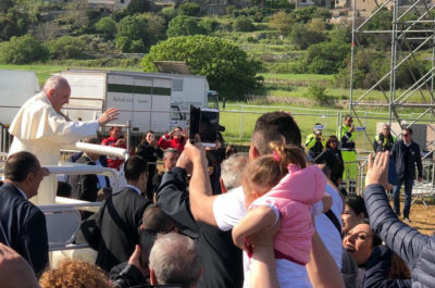 La grande festa dei fedeli ad Alessano. Papa Francesco: “Dobbiamo imitare Don Tonino: una Chiesa vicina ai poveri” - Corriere Salentino