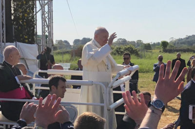 La grande festa dei fedeli ad Alessano. Papa Francesco: “Dobbiamo imitare Don Tonino: una Chiesa vicina ai poveri” - Corriere Salentino