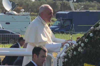 La grande festa dei fedeli ad Alessano. Papa Francesco: “Dobbiamo imitare Don Tonino: una Chiesa vicina ai poveri” - Corriere Salentino