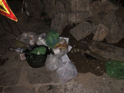 “In via Adua e via Dasummo: spazzatura ed erbacce sui marciapiedi dominano il paesaggio" - Corriere Salentino