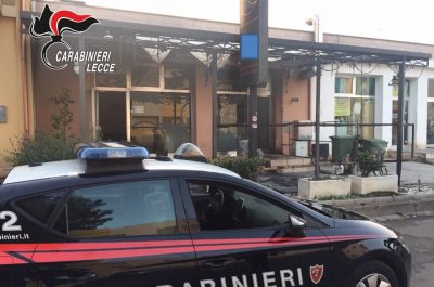 Appiccano le fiamme all'esterno del bar, ancora una intimidazione nel Salento - Corriere Salentino