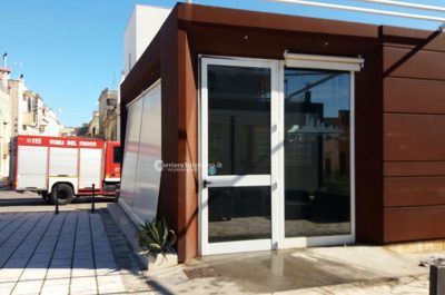 Fuoco e fiamme nel bar nel pieno centro del paese: misterioso incendio nel basso Salento - Corriere Salentino