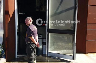 Fuoco e fiamme nel bar nel pieno centro del paese: misterioso incendio nel basso Salento - Corriere Salentino