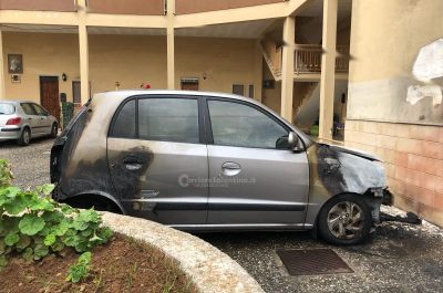 Mezzanotte di fuoco a Trepuzzi, incendiata l'auto di una ventenne - Corriere Salentino